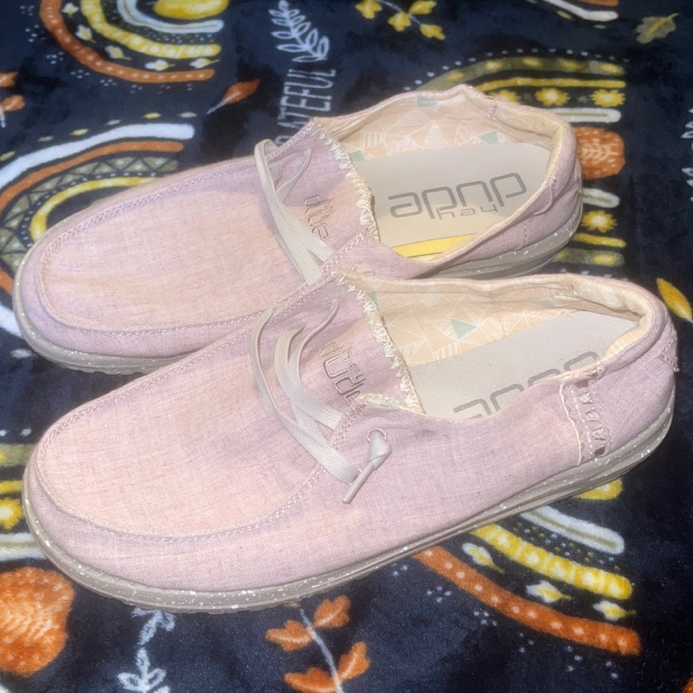 Women’s Hey Dudes Size 10 Brand New!